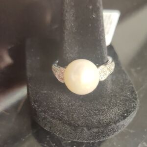 Elegant Silver and White Ring with Timeless Charm